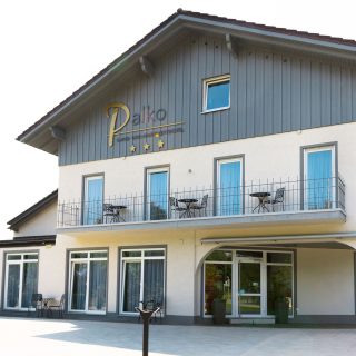 Ambientenhotel Palko in Dingolfing mit schöner Terrasse und Balkon