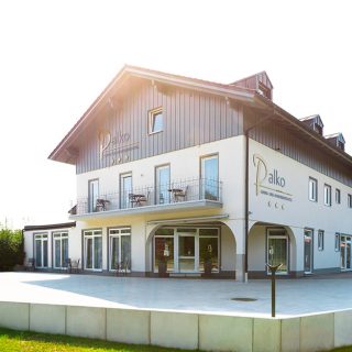 Ambientenhotel Palko in Dingolfing mit schöner Terrasse und Balkon