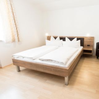 Zimmer mit großen Schrank bei Hotel Palko in Dingolfing
